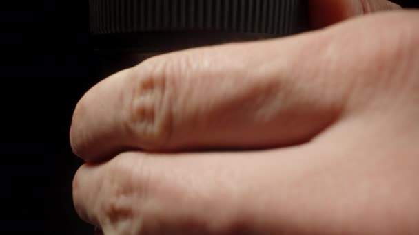 Проверяю Объектив Камеры Моих Руках Поворачиваю Колесо Зума Черном Фоне — стоковое видео