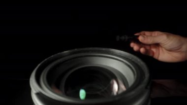 Kamera lensleri için özel bir aletle camı tozdan temizliyorum. yakın plan