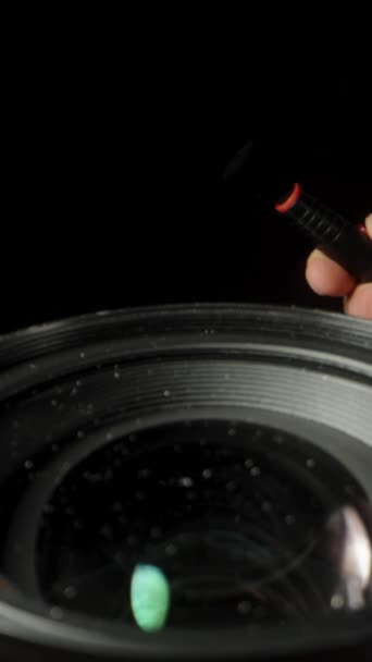 Kameranın Objektifini Siyah Arka Planda Fırçayla Tozdan Temizliyorum Dikey Video — Stok video