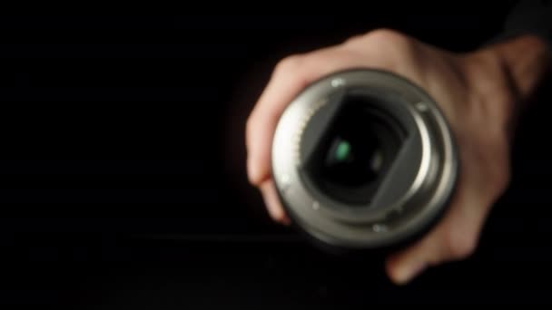 Obiettivo Della Fotocamera Nelle Mie Mani Guardo Uno Sfondo Nero — Video Stock
