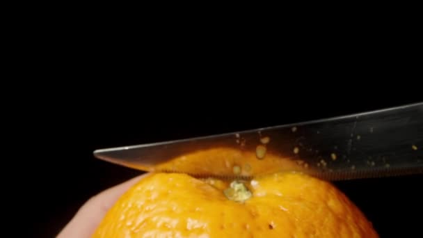 Die Orangenschale Wird Nahaufnahme Auf Schwarzem Hintergrund Zeitlupe Geschnitten — Stockvideo