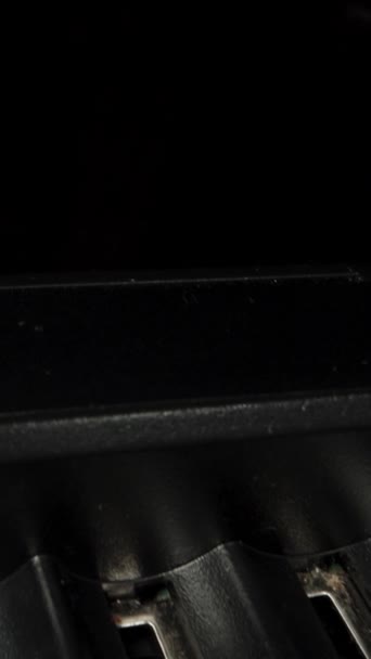 一个黑色背景的充电器 我把一个电池插入其中 信息显示在屏幕上 垂直录像 — 图库视频影像
