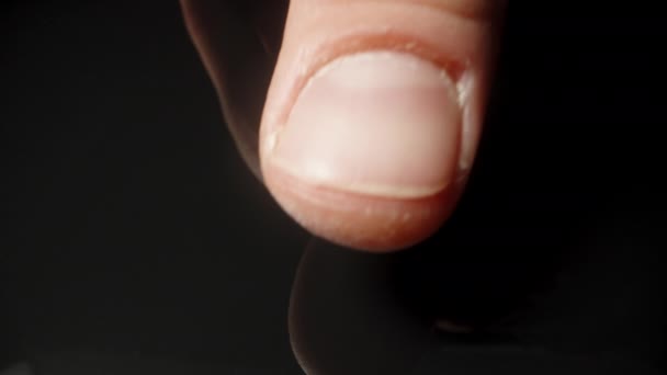 Egy Fehér Ujjlenyomatot Hagyok Hüvelykujjamon Egy Fekete Üvegen Közelről — Stock videók