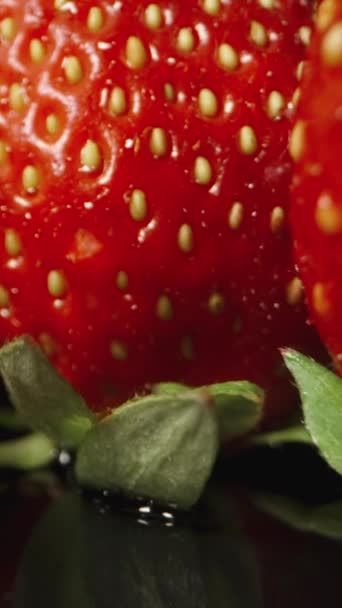 Fresas Jugosas Cuidadosamente Arregladas Una Mesa Espejo Negro Dolly Deslizador — Vídeos de Stock