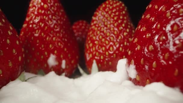 Căpșunile Suculente Aranjate Artistic Strat Alb Frișcă Dolly Slider Extrem — Videoclip de stoc