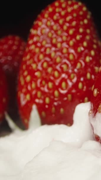 多汁的草莓巧妙地摆放在一层白色的奶油上 多莉滑行极端特写 垂直录像 — 图库视频影像