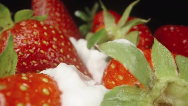 Erdbeeren Verstreut Auf Der Schicht Schlagsahne Dolly Slider Extreme Nahaufnahme — Stockvideo