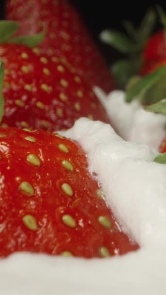 Erdbeeren Verstreut Auf Der Schicht Schlagsahne Wobei Ich Eine Aufhob — Stockvideo