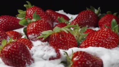 Çilekler çırpılmış kremayla dönüyor, ben de elimle bir tane alıyorum..