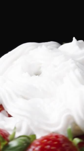 Une Fraise Couverte Crème Fouettée Tourne Sur Fond Noir Une — Video