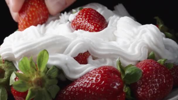 我在特写镜头下 在黑色背景下 把草莓浸入奶油中 — 图库视频影像