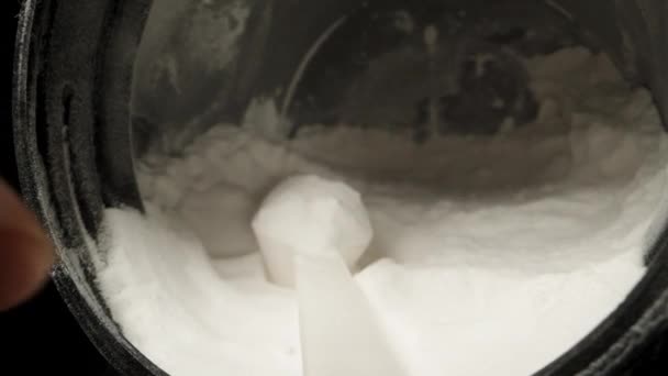 里面有一个装有白粉的黑色罐子 我拿出一个用粉末做的测量勺 这是一种运动补充剂 多利滑翔机极端特写 — 图库视频影像