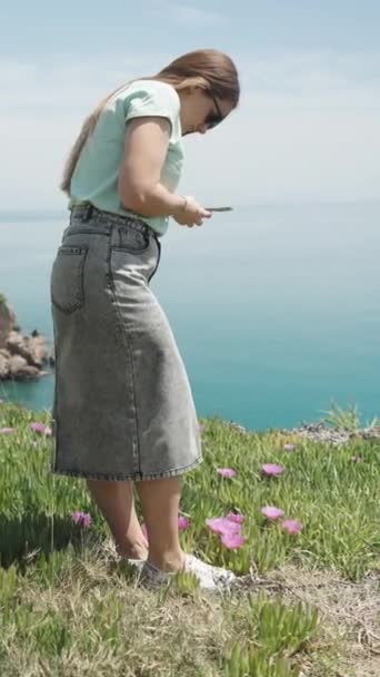 Ένα Κορίτσι Τζιν Φούστα Στέκεται Ένα Ψηλό Λόφο Θάλασσα Στο — Αρχείο Βίντεο