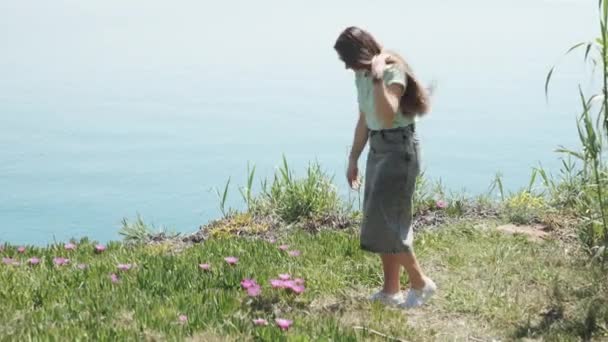 Girl Stands Edge Sea Cliff Admiring Carpobrotus Flowers Her Feet — Stock Video