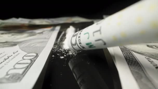 Κάθετο Βίντεο Χαρτονομίσματα Των 100 Δολαρίων Σκορπίζονται Ένα Μαύρο Τραπέζι — Αρχείο Βίντεο