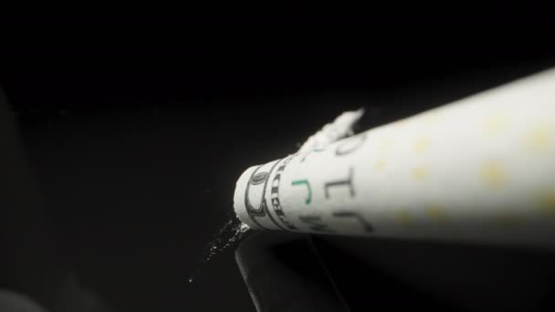 Imitation Kokainanvändning Närbild Från Förstapersonsperspektiv Vitt Pulver Och Hundradollarsedel Suger — Stockvideo