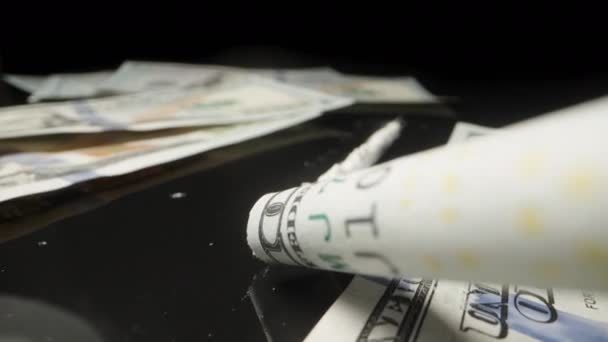 Imitation Des Kokainkonsums Durch Einen Gefalteten Hundert Dollar Schein Banknoten — Stockvideo