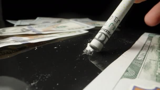 Nachahmung Des Kokainkonsums Durch Einen Zusammengerollten Hundert Dollar Schein Kamera — Stockvideo