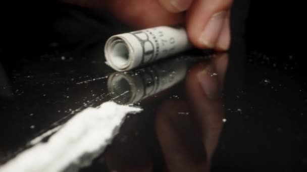 Simulant Consommation Cocaïne Prends Billet Roulé Aspire Poudre Sur Table — Video