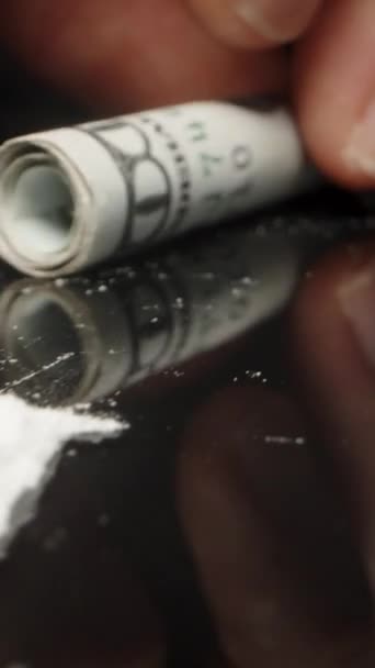 Vídeo Vertical Simulando Consumo Cocaína Cojo Billete Dólar Enrollado Chupo — Vídeo de stock