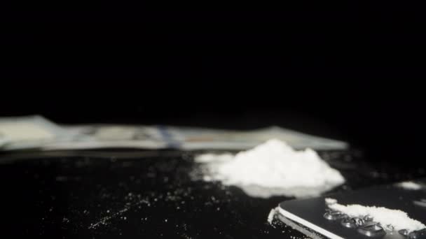 Bílý Prášek Vypadá Jako Kokain Roztroušený Stole Spolu Dolarovými Bankovkami — Stock video