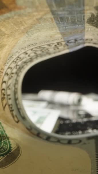 Kamera Masanın Üzerinde Duran Yuvarlanmış Yüz Dolarlık Banknotun Içinden Geçer — Stok video