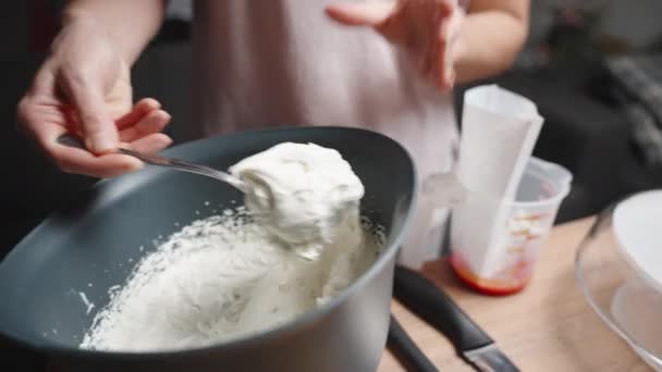 Die Frau Füllt Eine Teigtasche Mit Sahne Für Den Kuchen — Stockvideo