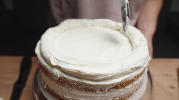 Une Jeune Femme Est Cuillère Crème Blanche Sur Dessus Gâteau — Video