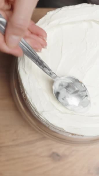 Fentről Egy Cukrász Fehér Krémet Terjeszt Torta Tetejére Egy Fából — Stock videók
