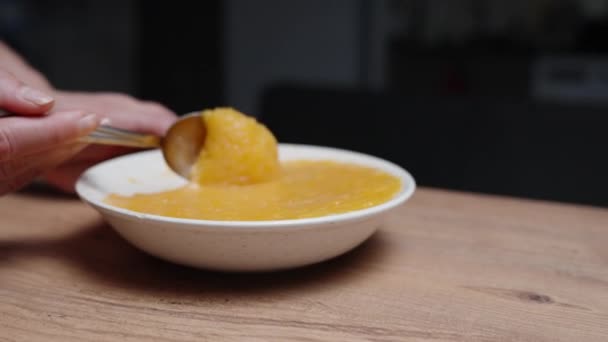 一位女士正在用近照的镜头搅拌着用橙子做的蛋糕的馅 — 图库视频影像