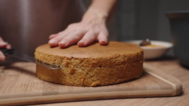 Kucharz Ciasta Używa Noża Aby Zdobyć Warstwę Ciasta Aby Podzielić — Wideo stockowe