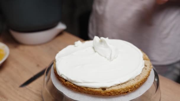 Chef Pastelaria Fêmea Está Colocando Creme Branco Camada Bolo Esponja — Vídeo de Stock