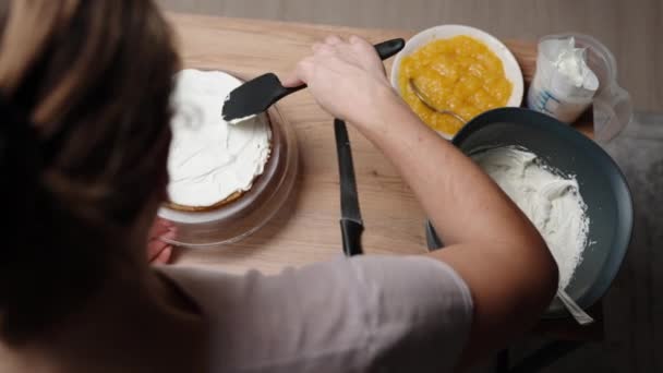 Kamera Kręci Się Tyłu Ponad Kucharką Która Przygotowuje Ciasto Rozrzucając — Wideo stockowe