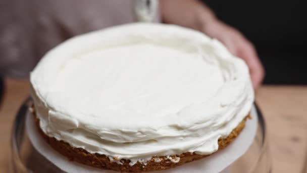 Chef Pastelería Está Haciendo Borde Crema Parte Superior Torta Para — Vídeos de Stock