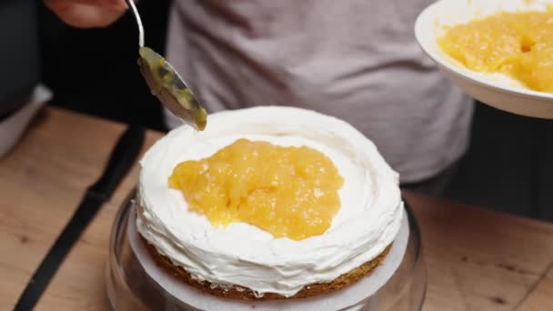 Chef Pâtissier Met Une Couche Compote Orange Sur Les Couches — Video