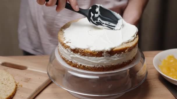 Une Femme Ralenti Répand Crème Sur Gâteau Éponge — Video