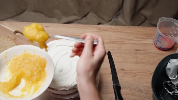 Uma Vista Cima Para Baixo Traseira Chef Pastelaria Colocando Uma — Vídeo de Stock