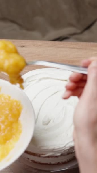 Odgórny Tylny Widok Cukiernika Nakładającego Warstwę Pomarańczowego Kompotu Ciasto Pokryte — Wideo stockowe