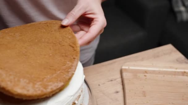 Une Femme Prépare Gâteau Elle Place Dernière Couche Gâteau Sur — Video