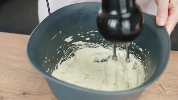 Chef Pastelaria Está Batendo Creme Branco Com Uma Batedeira Uma — Vídeo de Stock