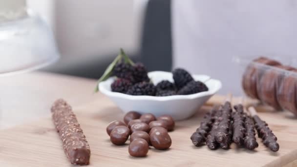 Decoraciones Chocolate Frutas Morera Para Pastel Organizan Una Tabla Madera — Vídeos de Stock