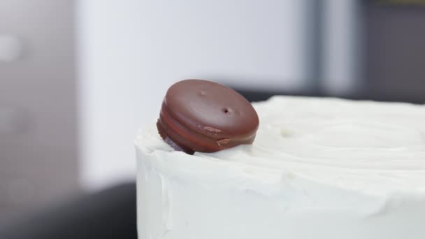Шеф Кухар Прикрашає Торт Розміщуючи Шоколадне Печиво Ягоди Шоколаду Вершині — стокове відео