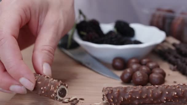 Een Vrouw Versiert Een Witte Taart Met Bessen Chocoladekoekjes Close — Stockvideo