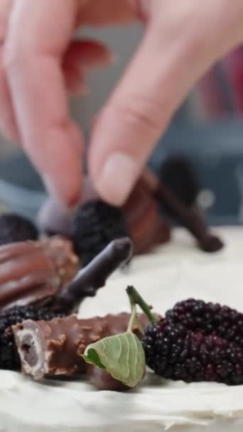 Chef Pastelaria Está Escolhendo Como Colocar Lindamente Uma Amoreira Para — Vídeo de Stock