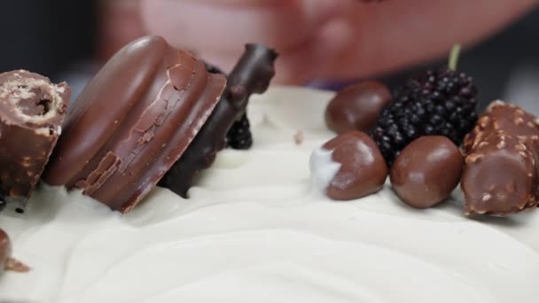 Chef Pastelería Termina Decorar Pastel Blanco Colocando Una Morera Negra — Vídeos de Stock