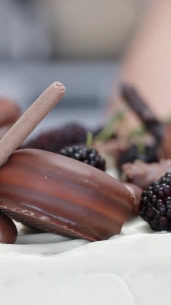 Close Chef Pasteleiro Girando Seu Bolo Acabado Com Decorações Chocolate — Vídeo de Stock