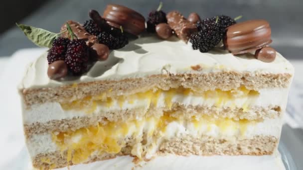 Mezza Torta Con Ripieno Arancia Piatto Sotto Luce Del Sole — Video Stock