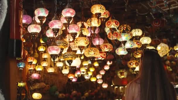 Ung Kvinna Går Turkisk Souvenirbutik Med Hängande Lampor Färgglatt Glas — Stockvideo