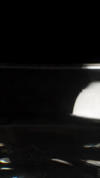 Ένα Σπασμένο Ποτήρι Κοκτέιλ Μαρτίνι Μαύρο Φόντο Σλάιντ Ντόλι Από — Αρχείο Βίντεο