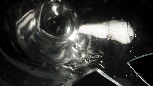 有趣的视频记录了一个破碎的鸡尾酒杯 它躺在用橄榄装饰的黑色背景上 多利滑翔机极端特写 — 图库视频影像